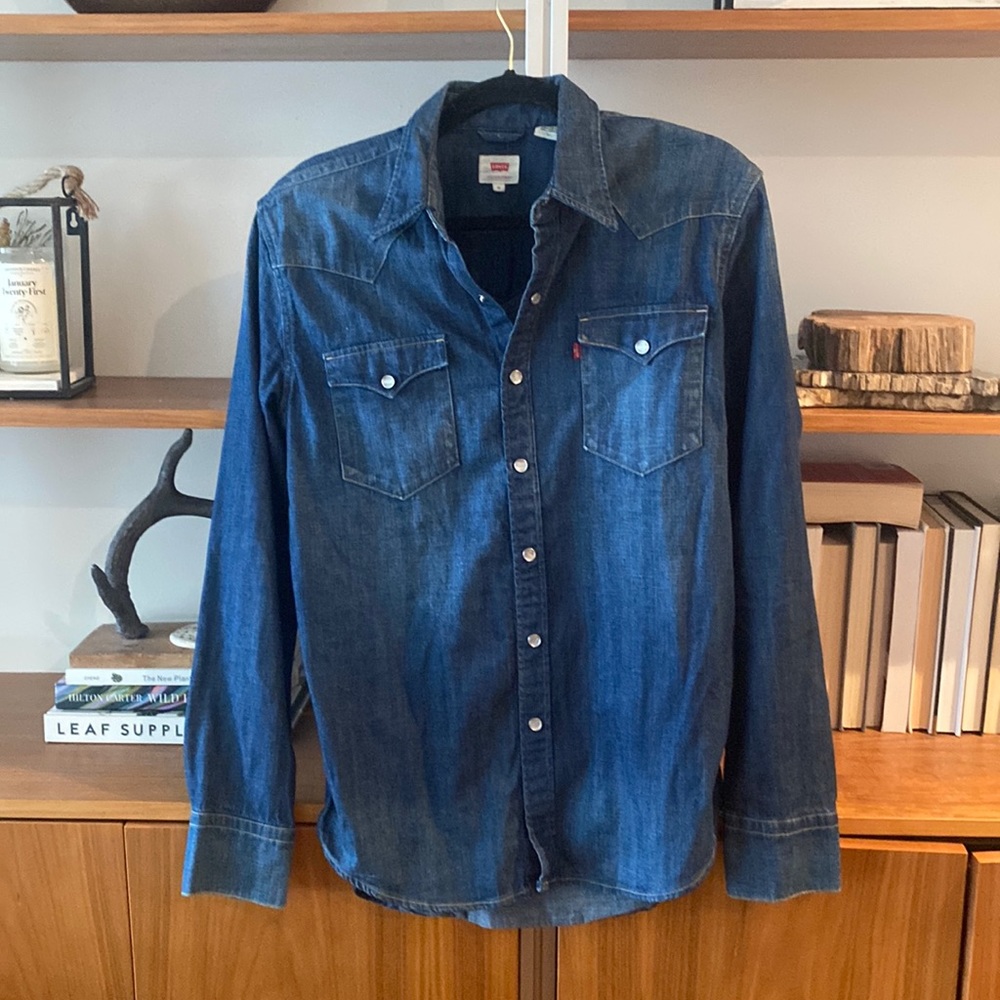LEVI’s DENIM BUTTON UP SHIRT DARK WASH